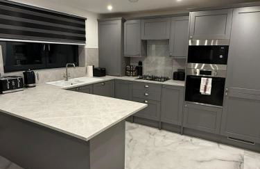 Large Luxury 5BDR Home 2 Bath and Free Parking - Foto 16