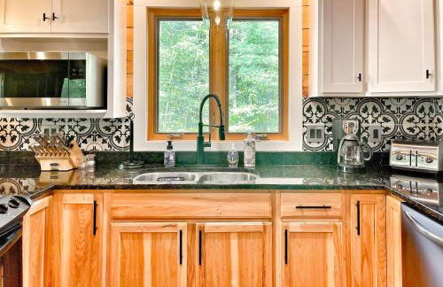 Adirondack Mountain Cabin with Hot Tub, Near Whiteface, Lake Placid, Fire Pit, Game Rm - Foto 7