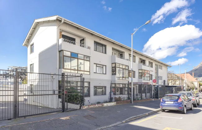 Vibrant and Safe 2 Bedroom Apartment - Photo 26