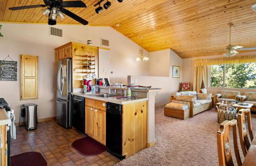 Breathtaking Cabin Backing the National Forest - Foto 29