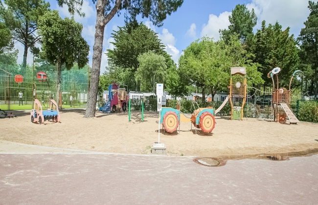 Holiday Home in Saint Jean de Monts With Jacuzzi - Photo 16