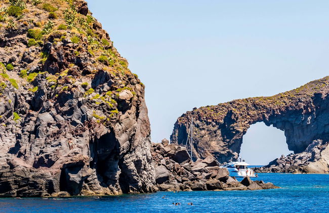 Balade en bateau sur l'île de Salina - Photo 1