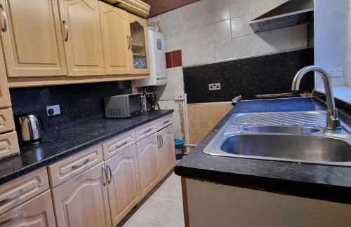 3 Bedroom House Ideal for Work Family Short or Long Term Stays Easy Access to Manchester Oldham Halifax Bury - Foto 13