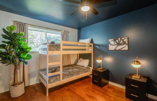 4-BD Mid-Modern Century with Firepit & Playground - Foto 25