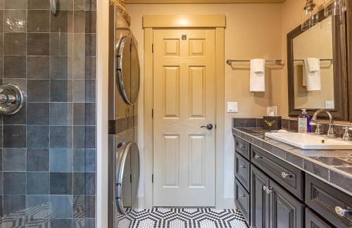 Uncle Chris Cabin by KABINO Air Conditioning Smart TVs Chefs Kitchen Spacious WiFi Grill Bills Island Reservoir Fishing - Foto 31