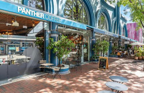 Breathtaking Direct Bay Views 2 bedroom condo with parking - Foto 35