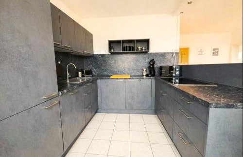 stylische 110m2 Wohnung in Top Lage mit Balkon und 2 Schlafzimmern für bis zu 6 Personen sowie kostenloser Parkgarage max 1,65m Höhe und 1,8m Breite - Foto 8