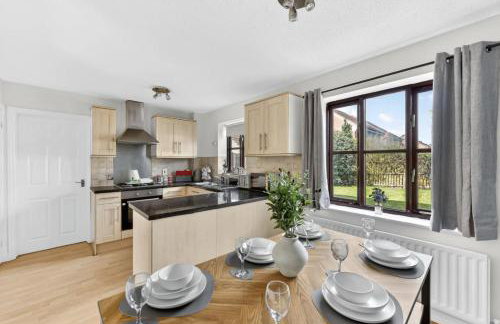 Detached House - Prime Location - Free Parking, Fast Wifi and Smart TVs with Sky TV and Netflix by Yoko Property - Foto 23