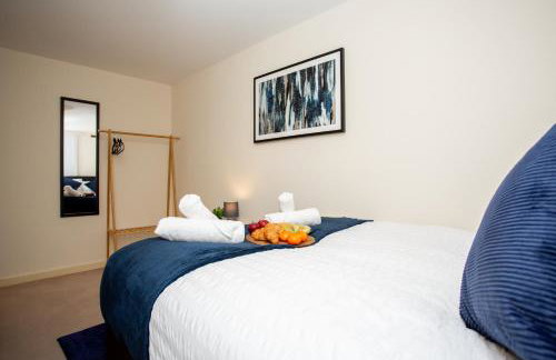 Contemporary 2BR Retreat - Fast WiFi, Smart TV & Steps from Station! - Foto 21