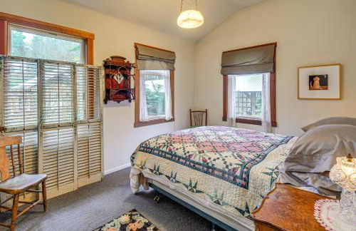 Walk to Irondale Beach Park! Family Haven with Yard - Foto 12