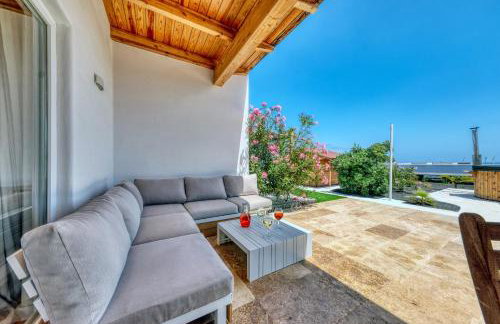 Chalet Emily Alpine Chic with Hot Tub and Ocean View By Lanzarote Vacation Homes - Foto 61