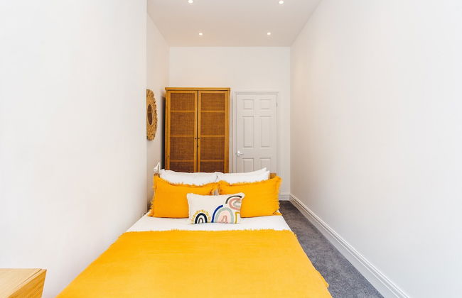 2 Bed Apartment Right on Trafalgar Square - Photo 6