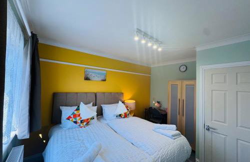 Modern 4BR House with Parking, 8 Mins to Gatwick Airport - Foto 24