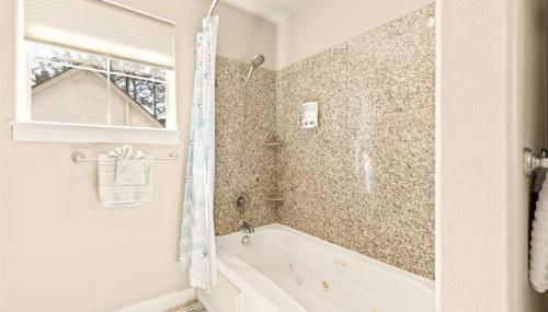 Seaside Waterfront condo walking to downtown and beach - Foto 4