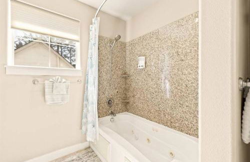 Seaside Waterfront condo walking to downtown and beach - Foto 4