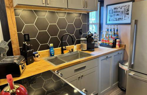 Stylish, Penn State-Themed Historic Getaway 2 Blocks from Waterfront - Foto 4