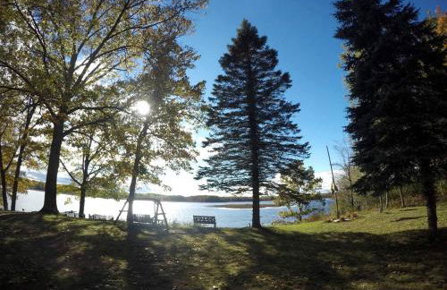 Secluded Lake Cottage Rental with a Dock and a Game Room in Hale, Michigan - Foto 13