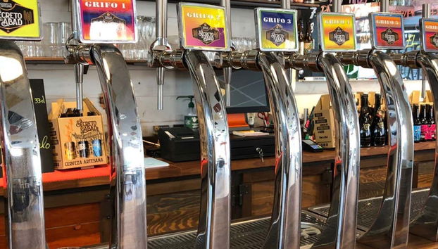 Torneiras de cerveja da fábrica El Secreto del Abad