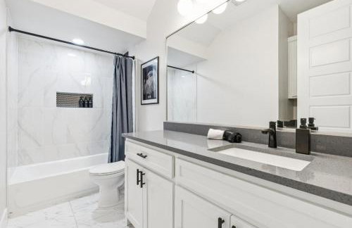 The Longhorn Luxe with Game Room and Fire pit and Karaoke - Foto 11