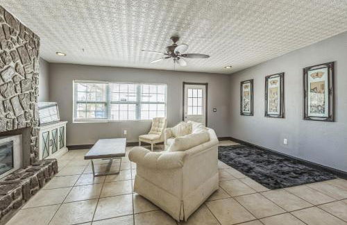 Amazing 'Hot Tub' Home Minutes To Hospitals & Beaches - Photo 12