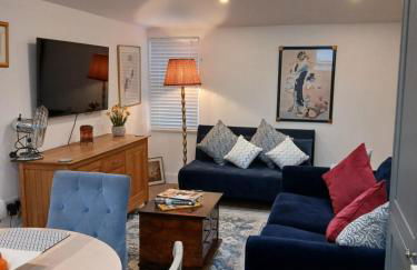 Luxury 1 bed apartment close to Airport and Exhibition centre ideal for short long term stays very cosy nicely furnished for comfort with all mod cons FreeParking on site Free WIFI - Foto 26