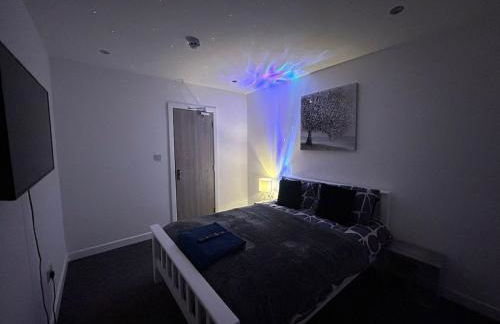 Large 6 Bed 6 Bathroom House - Ideal For Families, Large Groups, Contractors & Business Travellers - Foto 10