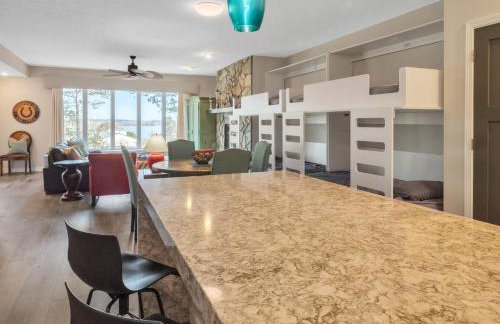 Lake front Keowee Condo with Balcony & Resort Amenities! 20 min to Clemson condo - Foto 17