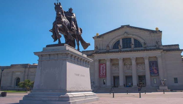 Apothéose de Saint-Louis, située devant le musée d'art.
