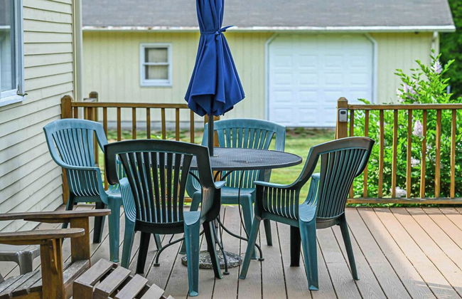 4 BDR w/ Private Hot Tub, Backyard and Deck! - Photo 35