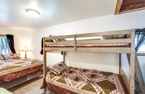 2 Ponds and Trail Access Peaceful Cabin in Calumet! - Foto 14