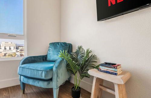 Stylish 2BD Haven with Scenic DTLA Views and Parking - Foto 25