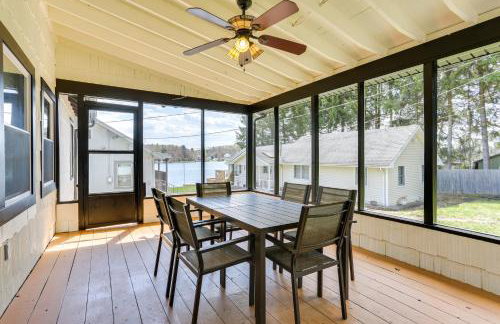 Walk to White Lake Family Home with Deck and BBQ - Foto 20