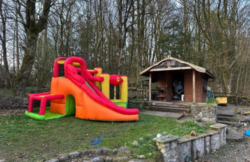 Country Cottage Sleeps 6 w/ Hot Tub & Dog-friendly - Foto 8