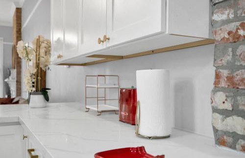 Bright Uptown home w gated parking - Foto 19