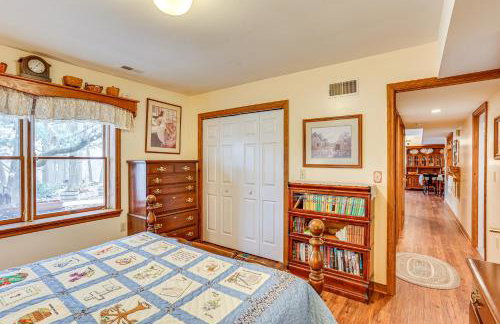 Charming Apartment with Yard and Beautiful Gardens! - Foto 13