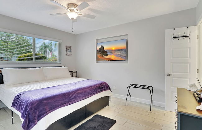 Waterfront Villa Private Pool! - Foto 2