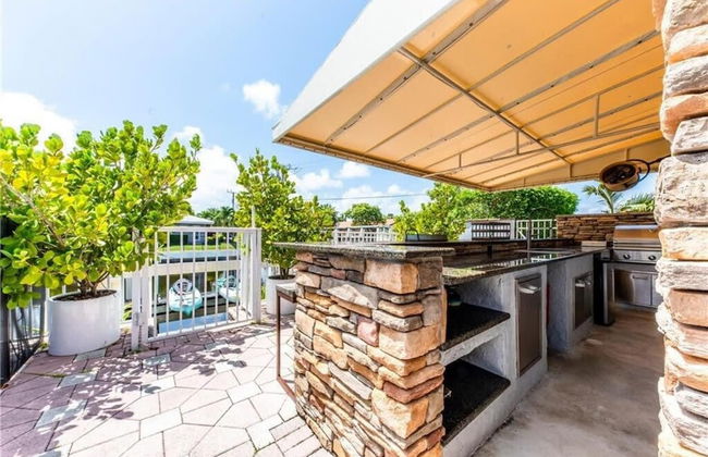 Luxe 4BR Waterfront w Htd Pool 5min to Beach - Foto 6