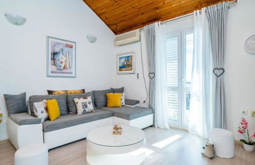 Indy's Beach Apartments -Two Bedroom Apartment with Balcony and Sea View - Photo 6