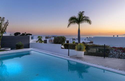 4-Bedroom Modern Villa with Sea View - Photo 8