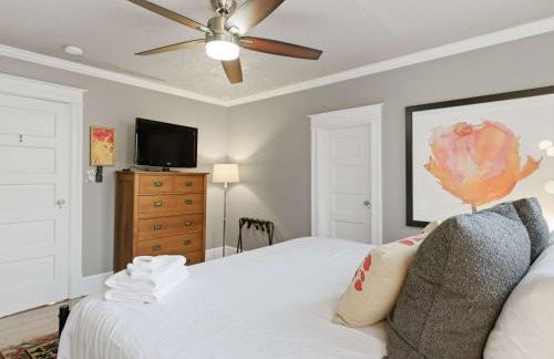 Charming 4BR Bungalow - Steps to Clarendon METRO - Foto 14