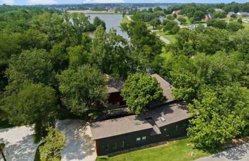 LUX Treehouse on Private Lake next to Lake Conroe with Game room, Paddleboards, Lake Views, and more! - Foto 50