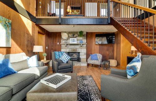 Dock and Fire Pit Lakefront Poconos Retreat! - Foto 7