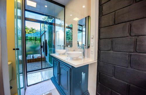 Tiny House com Banheira Privativa, Deck no Jardim com Rede Suspensa sobre o Riacho e Lareira Externa em Meio à Natureza - Photo 16