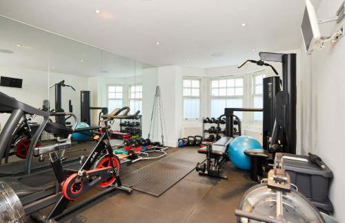 The Clapham Crib - Spacious 4BDR House with Patio - Photo 42