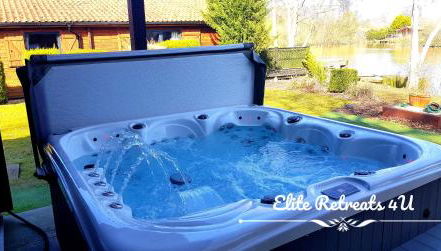Elite Retreats 4U Lakeside Hot Tub Log Cabin with the fishing peg at Tattershall Lakes Park - Foto 2