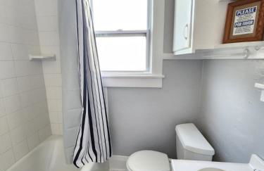 Cozy Vintage Bungalow @Mills50 District - Photo 12