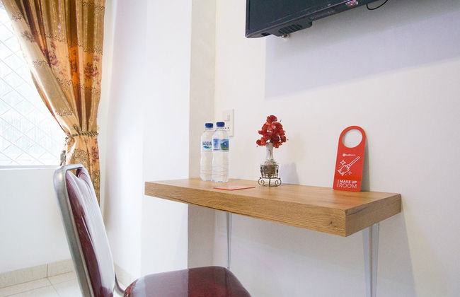 RedDoorz @ RS Adam Malik Medan - Photo 4