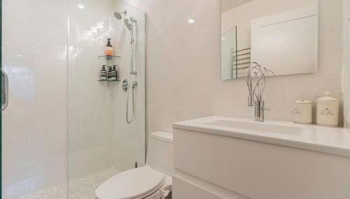 Urban Oasis 3 BDR 2 and Half Baths Queen Sofa Bed in Living room and Free Parking - Foto 3