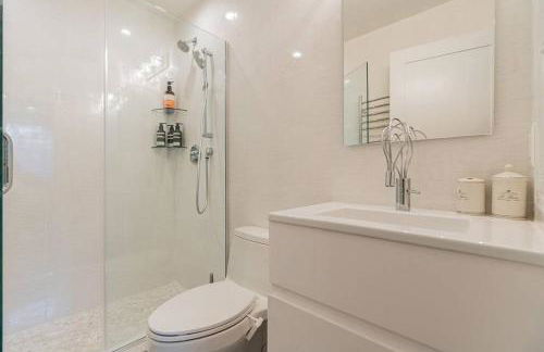 Urban Oasis 3 BDR 2 and Half Baths Queen Sofa Bed in Living room and Free Parking - Foto 3