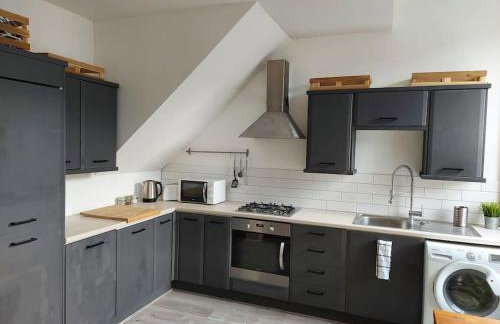 Large 2 Bedroom City Centre Apartment + Parking - Photo 1